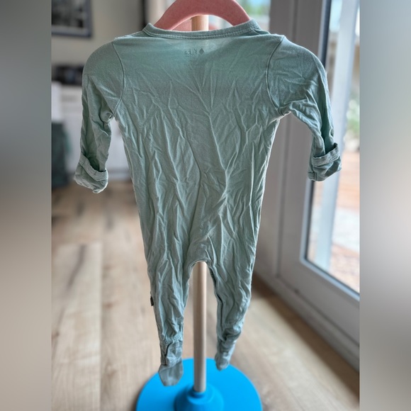 Kyte Baby sage footie with hat size 0-3 months - Picture 3 of 5